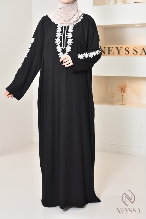 Long traditional Moroccan gandoura embroidered with a sfifa