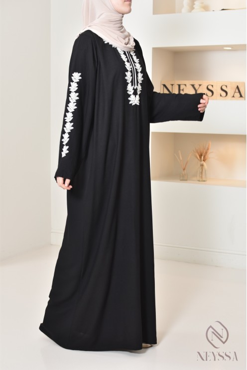 Long traditional Moroccan gandoura embroidered with a sfifa