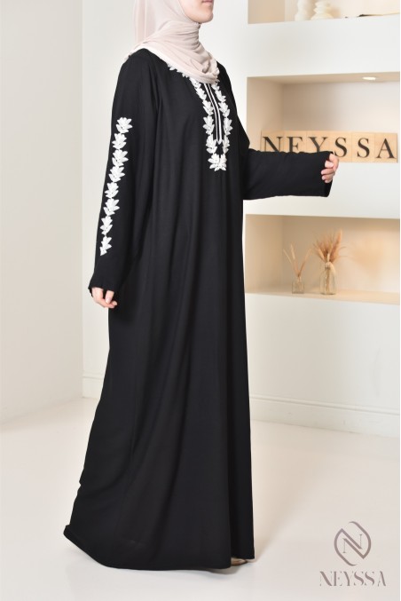 Long traditional Moroccan gandoura embroidered with a sfifa