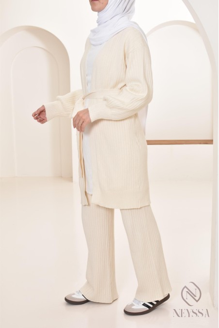 Bescheidenes Damen-Ensemble Lange Weste mit Strickhose