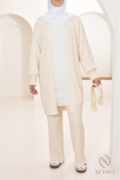 Bescheidenes Damen-Ensemble Lange Weste mit Strickhose