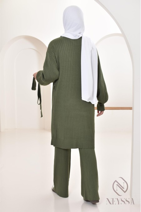 Bescheidenes Damen-Ensemble Lange Weste mit Strickhose