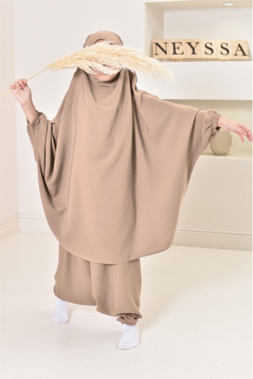Jilbeb fillette ou jilbab fille tenue de prière et de cours d'arabe.