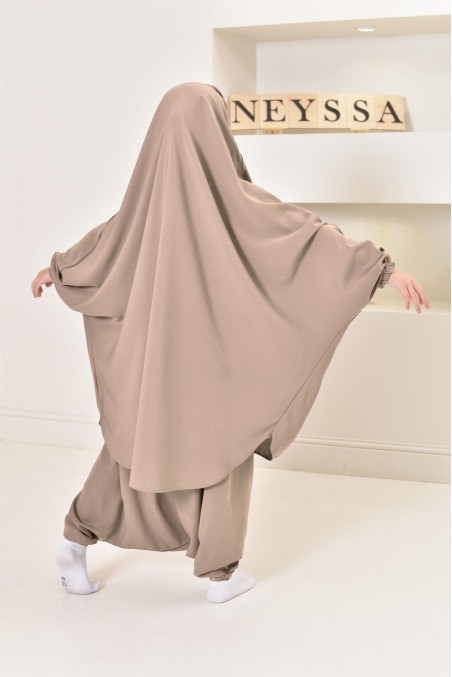 Jilbeb fillette ou jilbab fille tenue de prière et de cours d'arabe.
