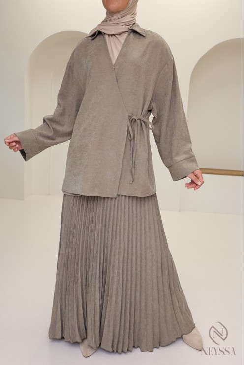 2-teiliges Set in Taupe mit langem Faltenrock und Wickeloberteil