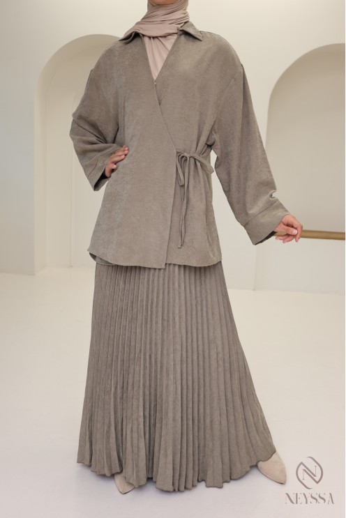 Ensemble 2 pièces taupe jupe longue plissée et haut cache cœur