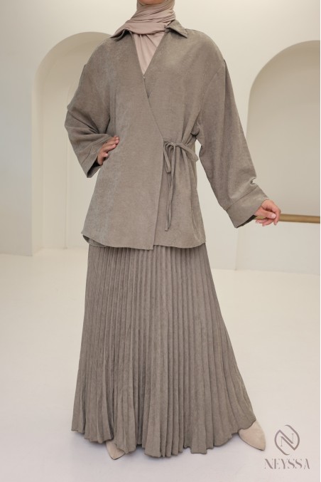 Ensemble 2 pièces taupe jupe longue plissée et haut cache cœur