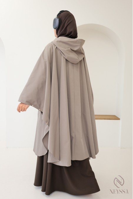 Wasserabweisender Poncho in Taupe mit Kapuze und Reißverschluss