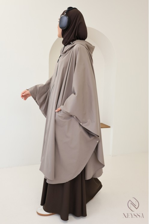 Wasserabweisender Poncho in Taupe mit Kapuze und Reißverschluss