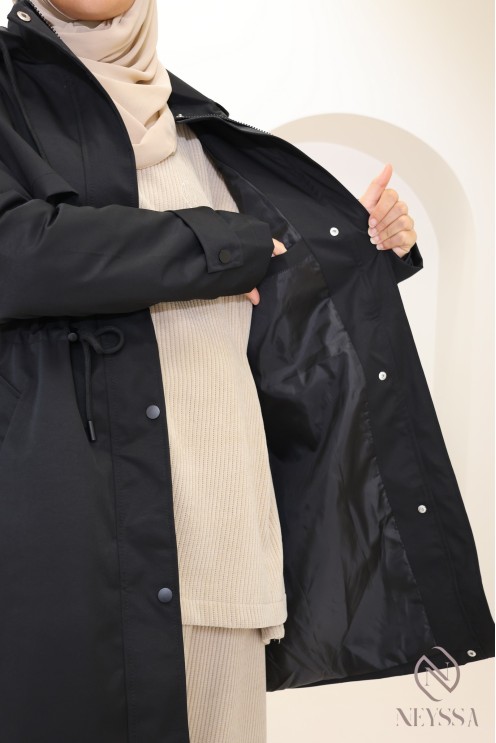 Mittellanger schwarzer Parka für Damen aus wasserabweisendem Stoff