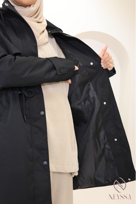 Mittellanger schwarzer Parka für Damen aus wasserabweisendem Stoff