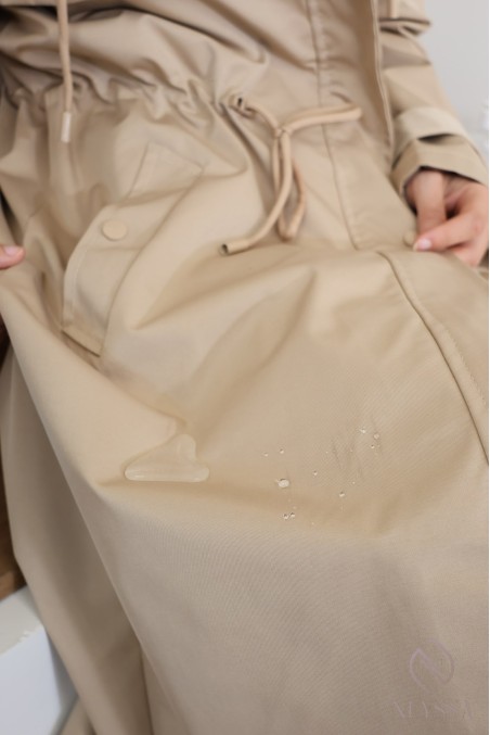 Longue parka praline à zip, tissu hydrofuge idéal lors de la pluie