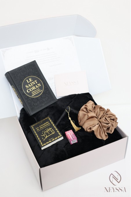 Geschenkbox für muslimische Frauen mit Kopftuch und Gebetsteppich