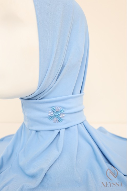 Hijab-Kapuze mit Knöpfen aus Premium-Jersey, mit Perlenmuster