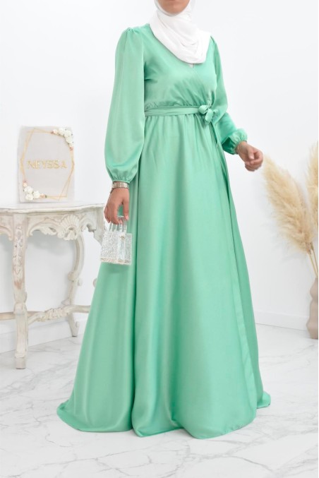 Robe longue satin cache coeur cérémonie femme musulmane.