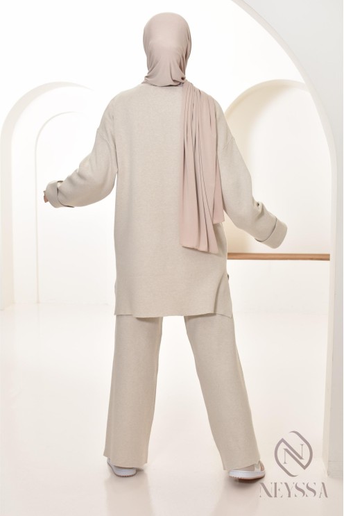 Beigefarbenes Strick-Ensemble aus Tunika und Hose, Outfit by Neyssa