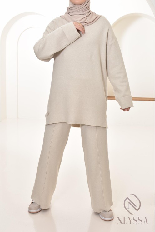 Beigefarbenes Strick-Ensemble aus Tunika und Hose, Outfit by Neyssa