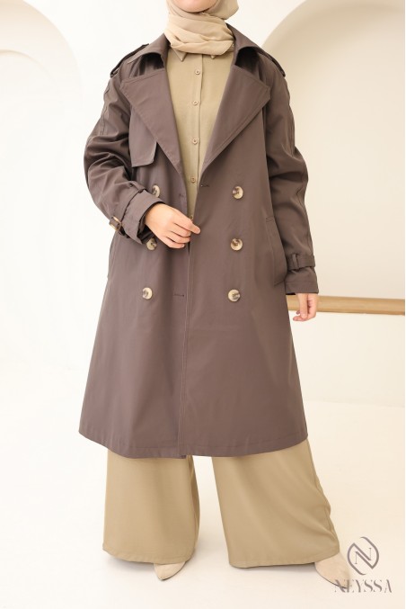 Langer brauner Trenchcoat für modebewusste verschleierte Frauen