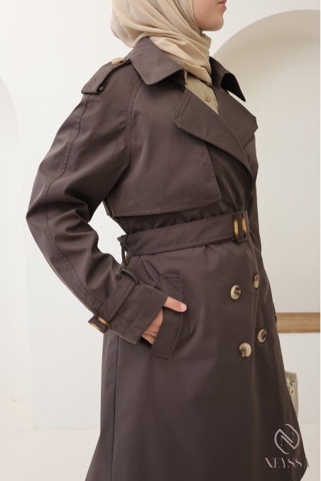Langer brauner Trenchcoat für modebewusste verschleierte Frauen