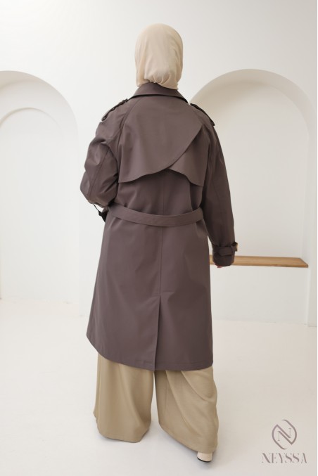 Langer brauner Trenchcoat für modebewusste verschleierte Frauen