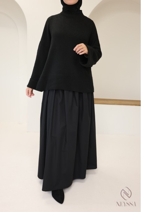 Soft knit sweater ideal for women in winter, with cuffed sleeves