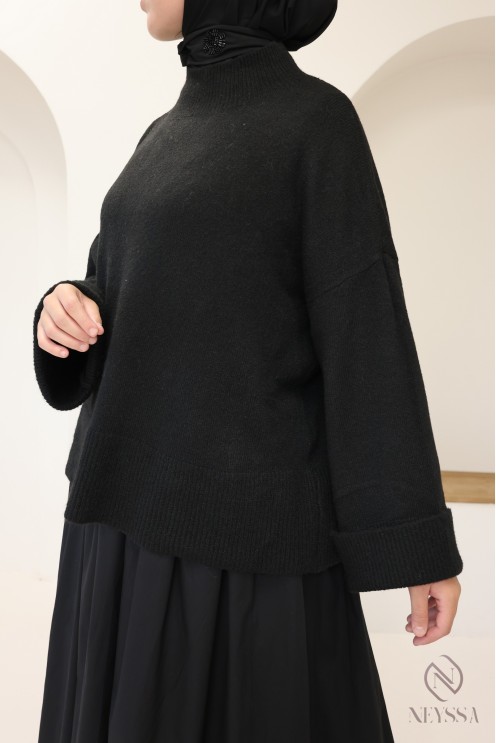 Soft knit sweater ideal for women in winter, with cuffed sleeves