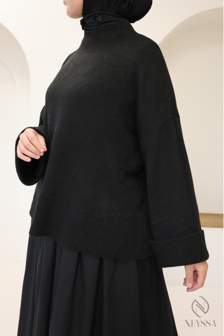 Soft knit sweater ideal for women in winter, with cuffed sleeves