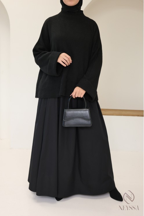 Soft knit sweater ideal for women in winter, with cuffed sleeves