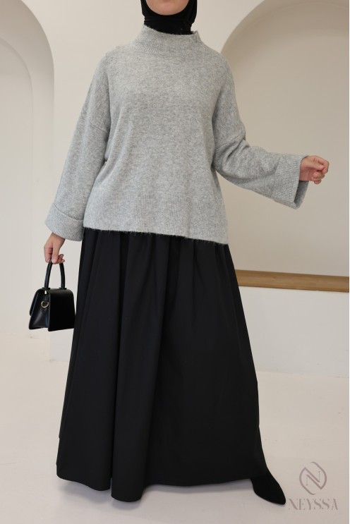Soft knit sweater ideal for women in winter, with cuffed sleeves