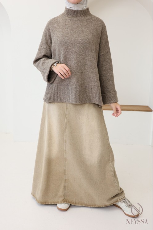 Soft knit sweater ideal for women in winter, with cuffed sleeves