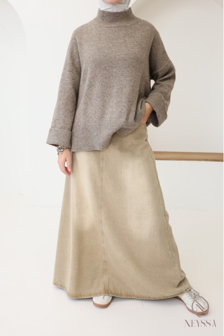 Soft knit sweater ideal for women in winter, with cuffed sleeves