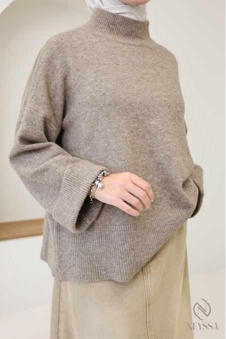 Soft knit sweater ideal for women in winter, with cuffed sleeves