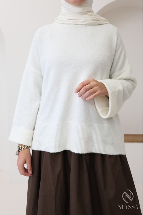 Soft knit sweater ideal for women in winter, with cuffed sleeves