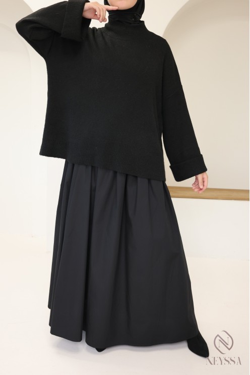 Soft knit sweater ideal for women in winter, with cuffed sleeves