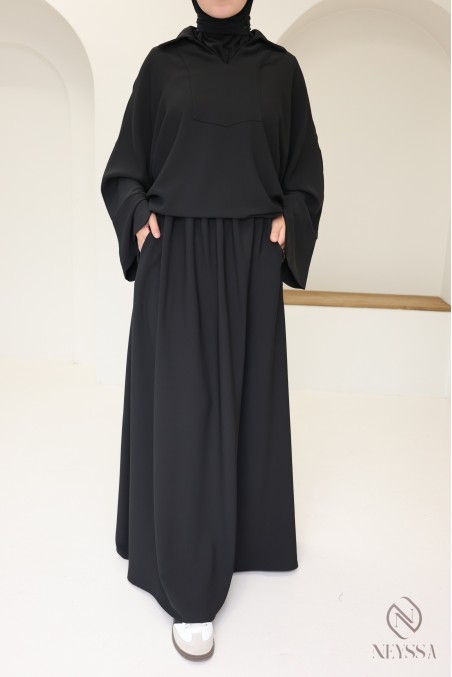 Schwarzes Ensemble aus Bluse und weitem Rock aus Crêpe-Stoff