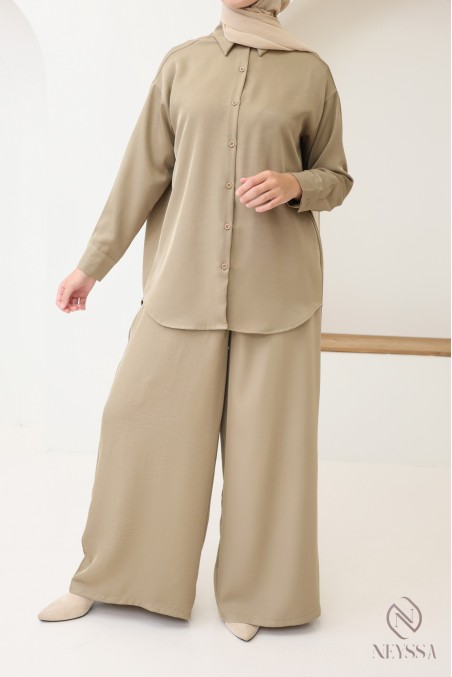 Trendy mid-length flowing button-down shirt for hijabi women