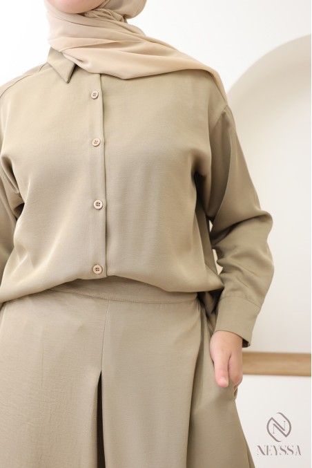 Trendy mid-length flowing button-down shirt for hijabi women