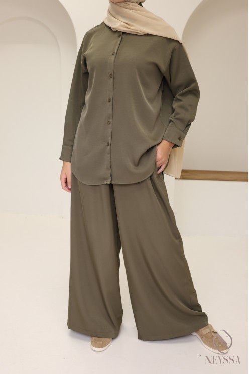 Trendy mid-length flowing button-down shirt for hijabi women