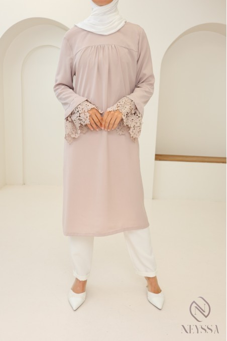 Lange Tunika mit langen Ärmeln, Spitzendetails und Rüschenausschnitt