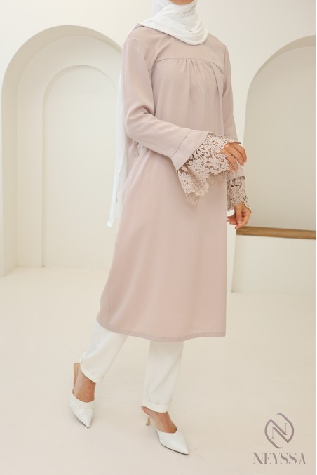 Long tunic with long sleeves, lace details and ruffled collar
