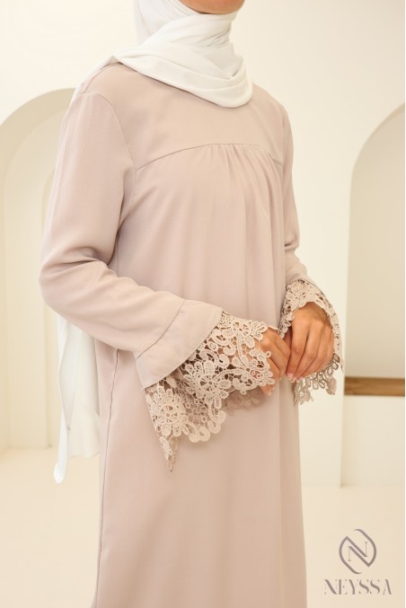 Long tunic with long sleeves, lace details and ruffled collar