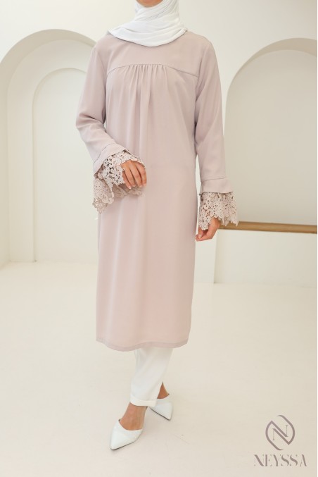Long tunic with long sleeves, lace details and ruffled collar