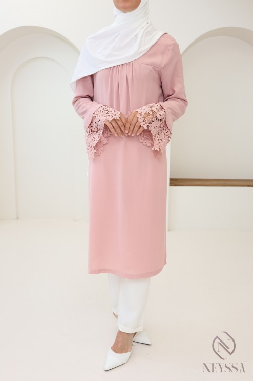 Long tunic with long sleeves, lace details and ruffled collar