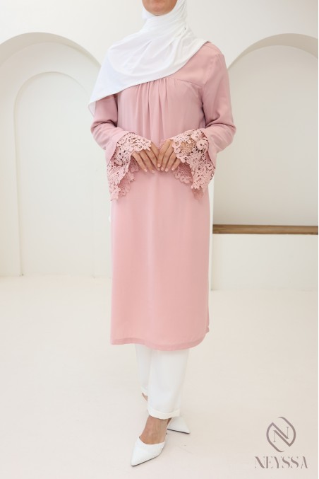 Long tunic with long sleeves, lace details and ruffled collar