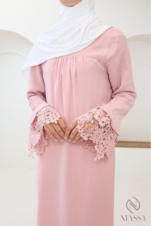 Long tunic with long sleeves, lace details and ruffled collar
