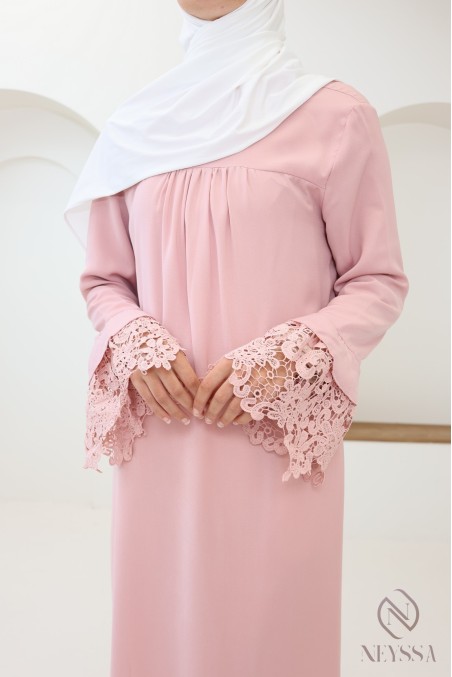 Long tunic with long sleeves, lace details and ruffled collar