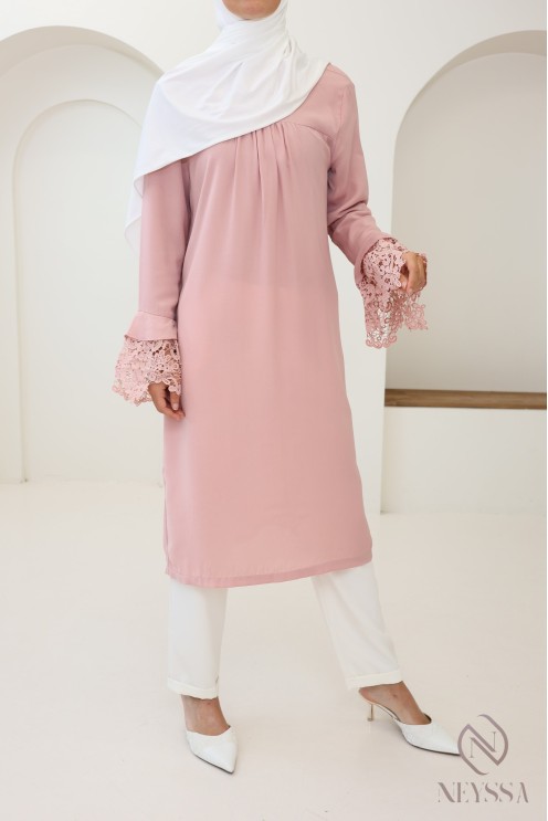 Long tunic with long sleeves, lace details and ruffled collar