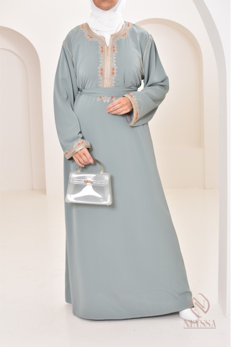 Djellaba marocaine avec détails de broderie, style oriental raffiné