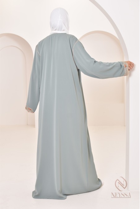 Djellaba marocaine avec détails de broderie, style oriental raffiné