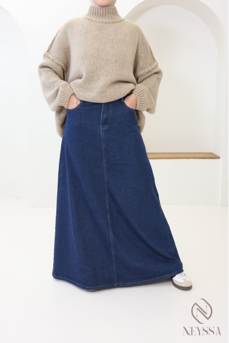 Modest women's oversized knitted sweater, ideal for winter outfits